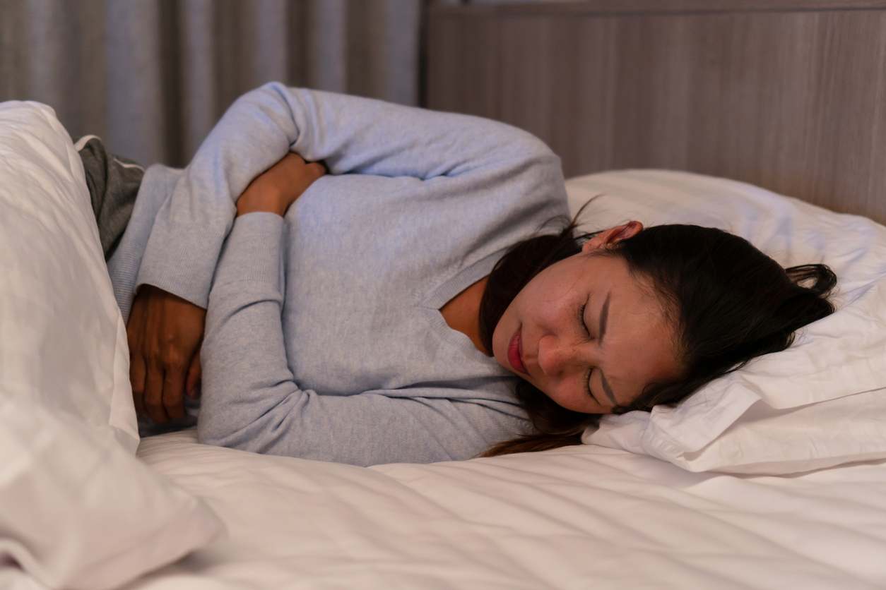 Las cenas pesadas o copiosas suelen provocar síntomas negativos que afectan al bienestar y la salud. Aprende cómo prevenir estas situaciones.