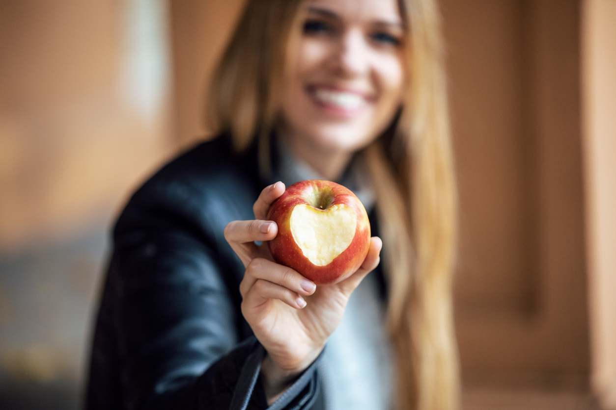 Alrededor de la piel de la fruta existen numerosos mitos y realidades. En este artículo te contamos los beneficios de comer la fruta con piel y también sus posibles peligros.