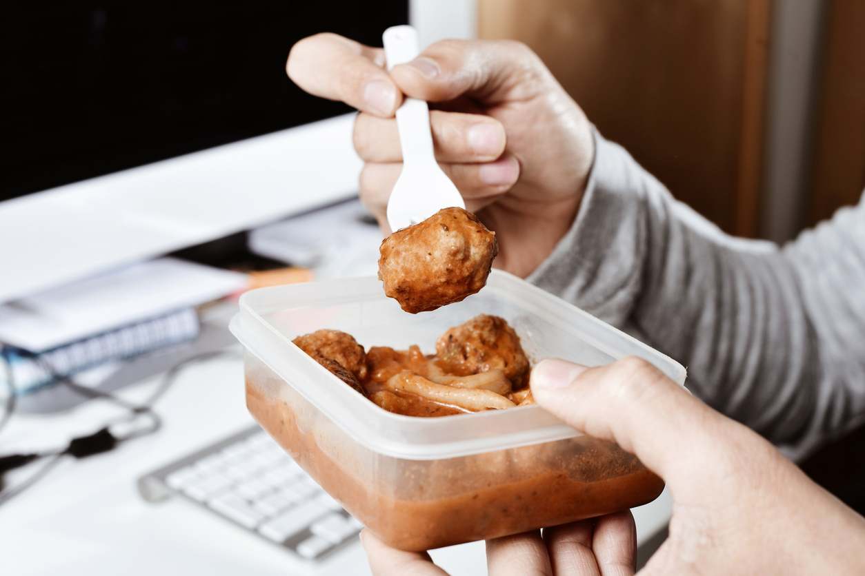 joven comiendo un táper con albóndigas