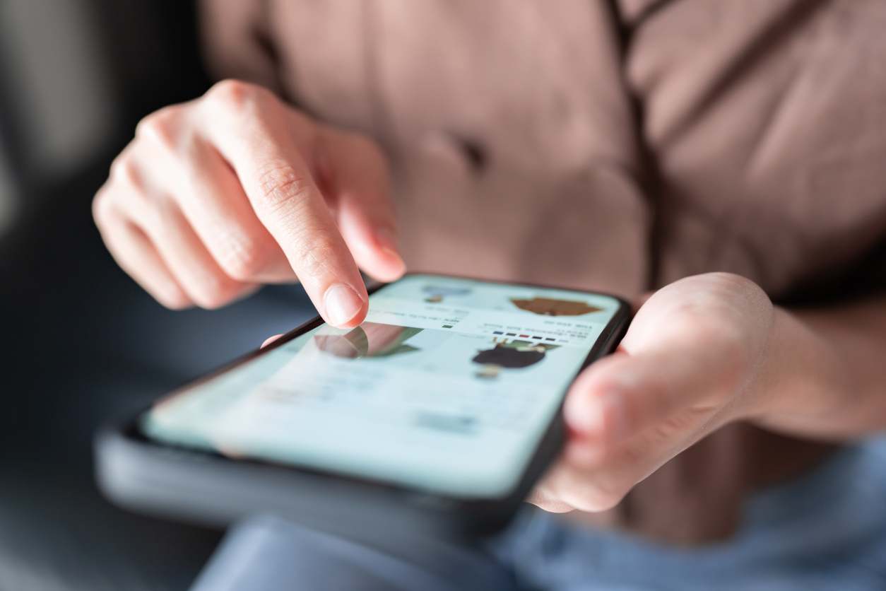 un usuario compra a través de su teléfono