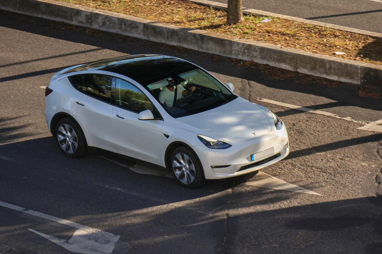 Tesla en una carretera