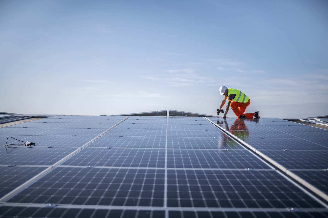 Un operario instala placas solares. Endesa