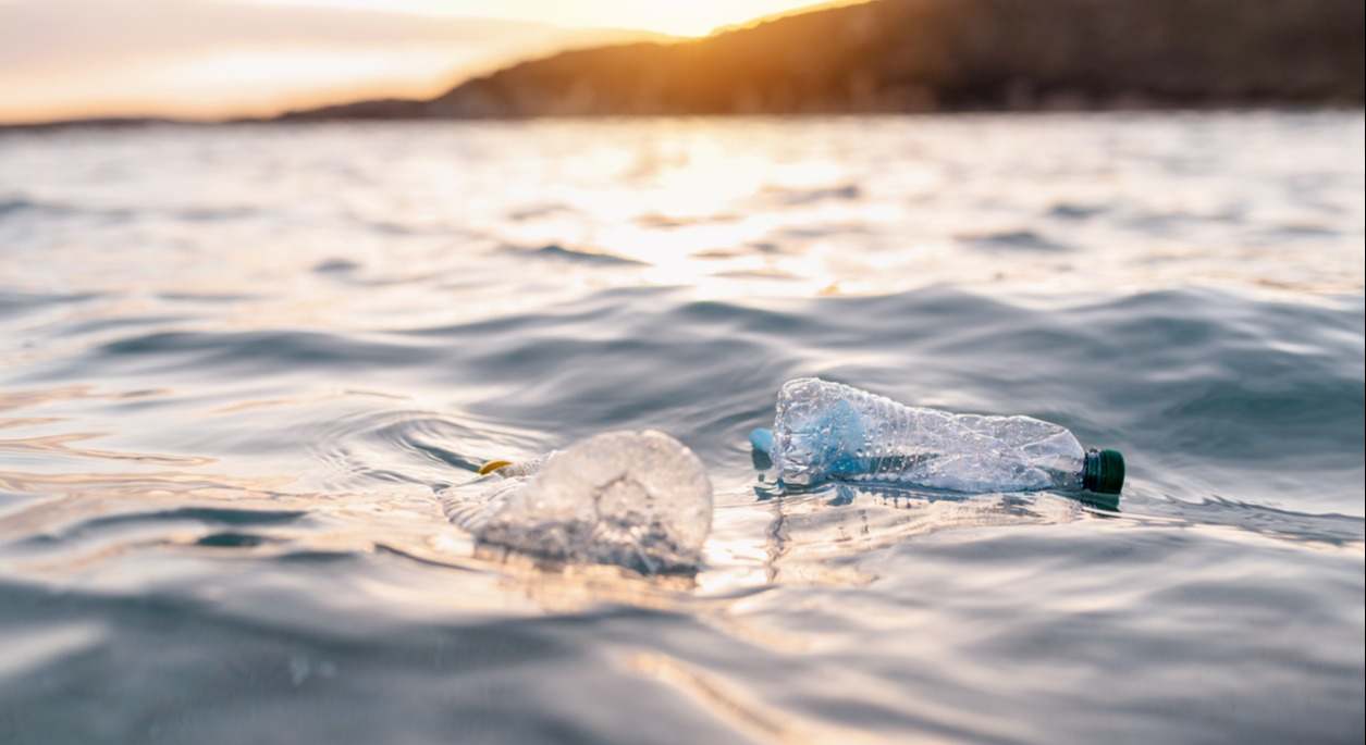 botellas de plástico flotando en el agua