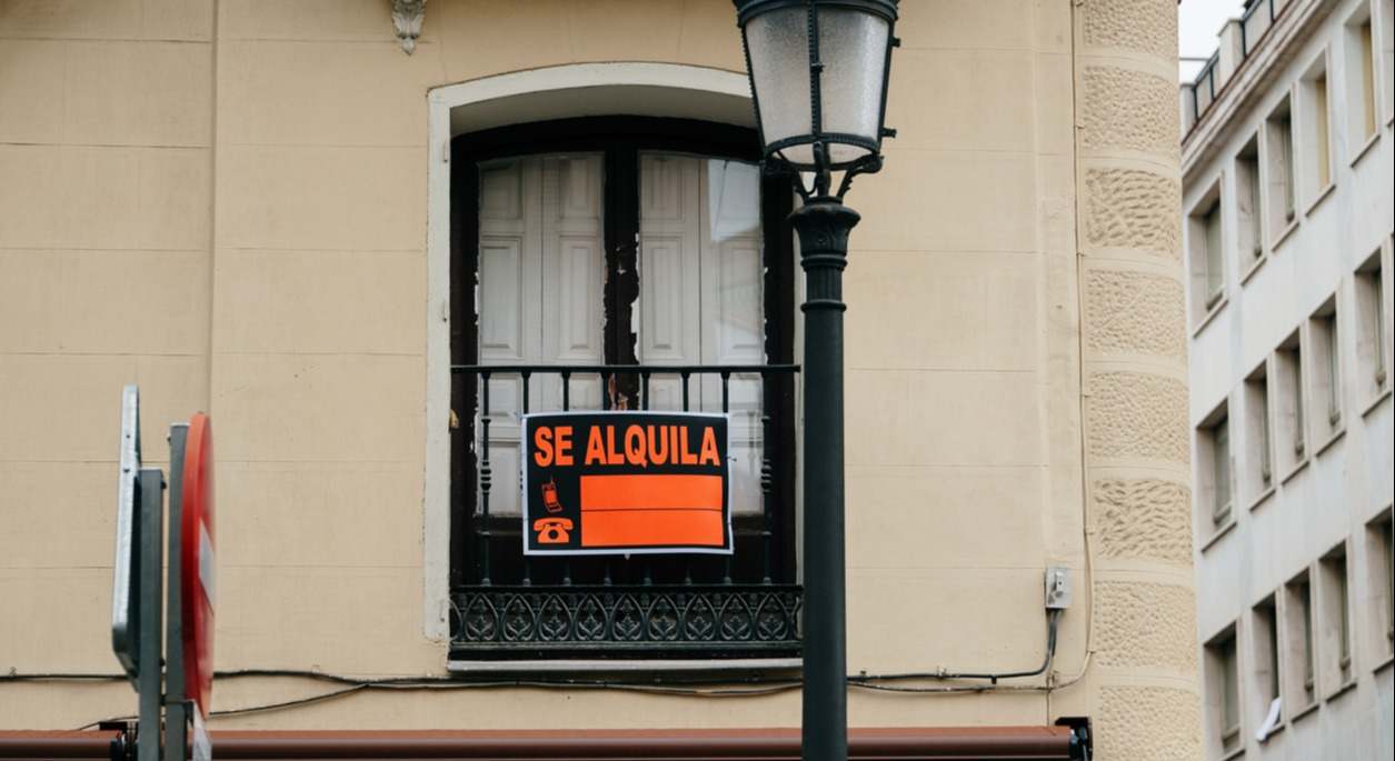Cartel de Se Alquila en una vivienda. Foto: iStock