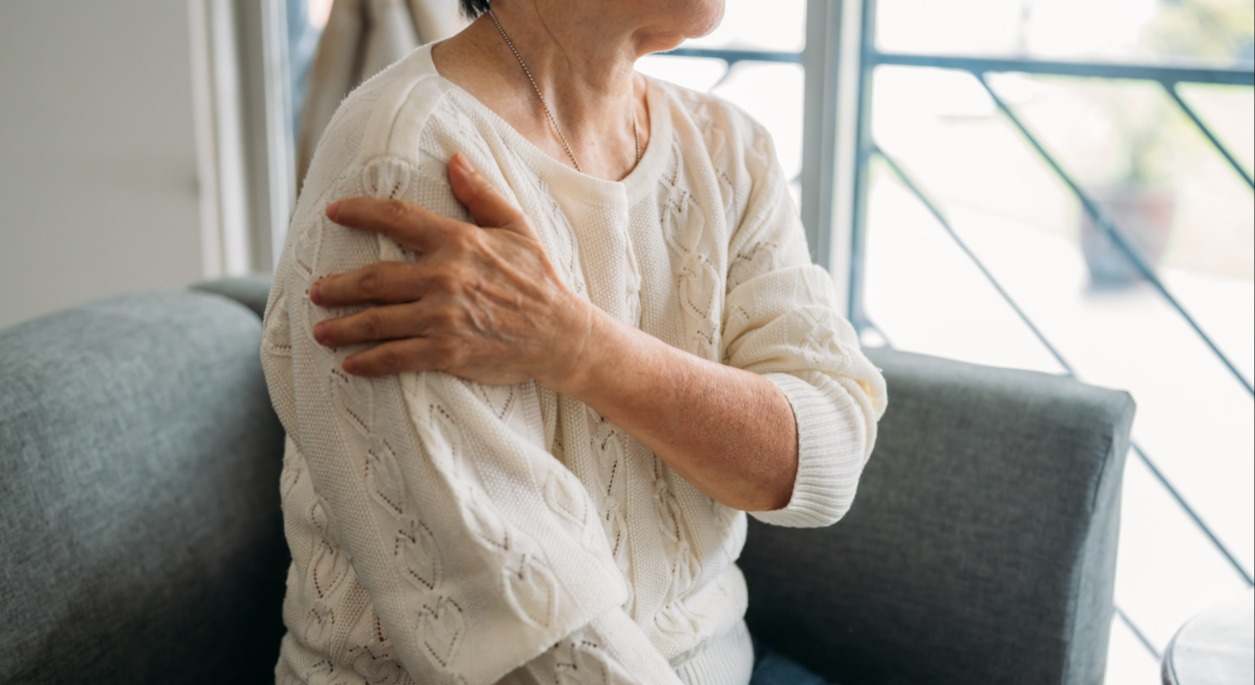 ¿Qué es la polimialgia reumática? Te contamos en este post cuáles son los síntomas, las causas y los posibles tratamientos de esta enfermedad.