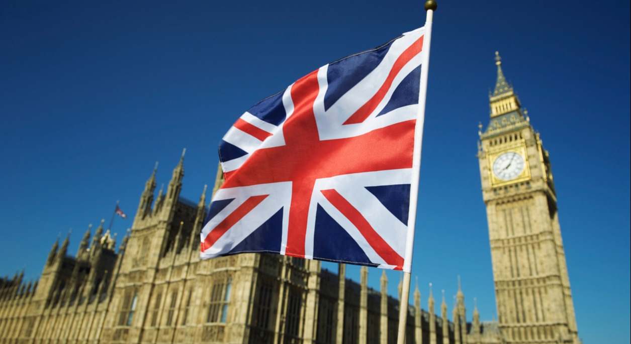 Bandera de Reino Unido delante del Big Ben