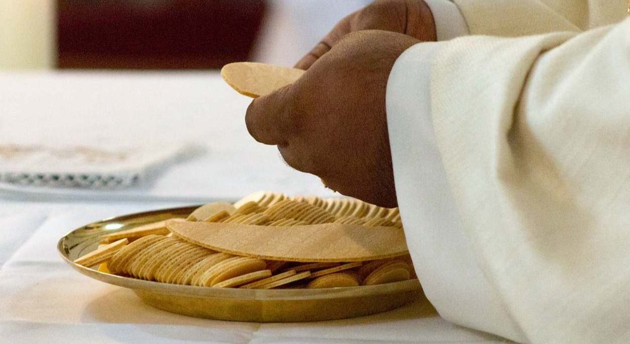 Manos de un sacerdote