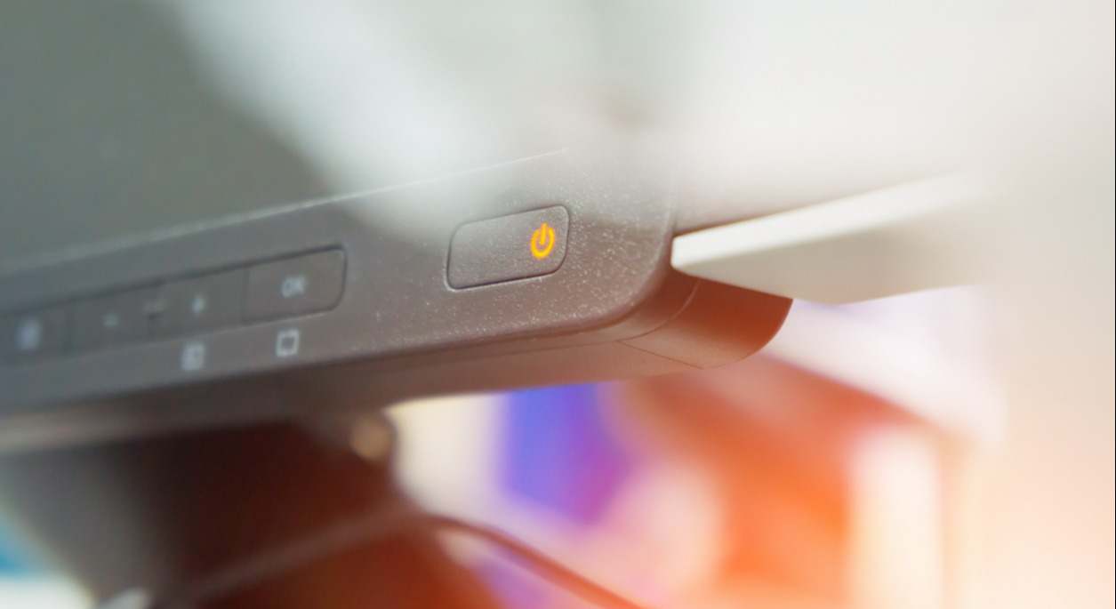 un monitor de ordenador permanece encendido en stand by