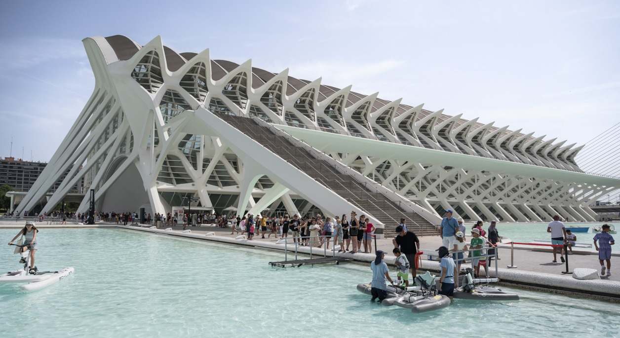 Turistas en la Ciudad de las Artes de Valencia.
