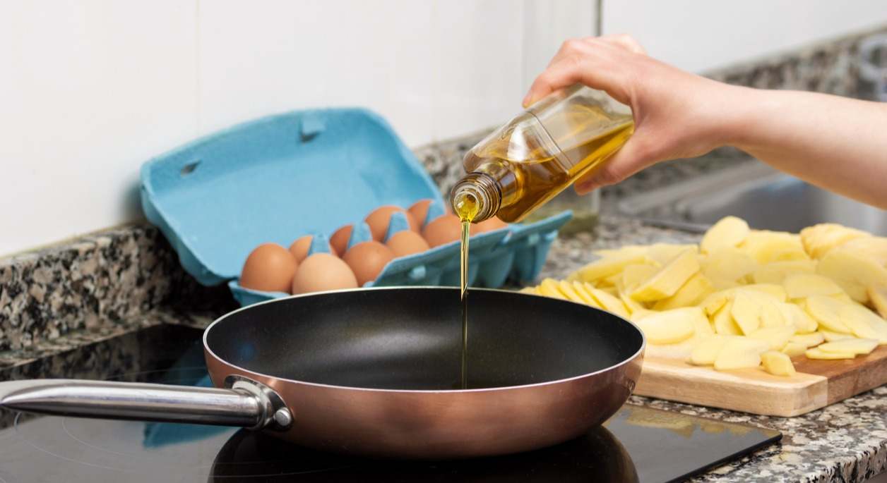 una persona prepara una tortilla de patatas