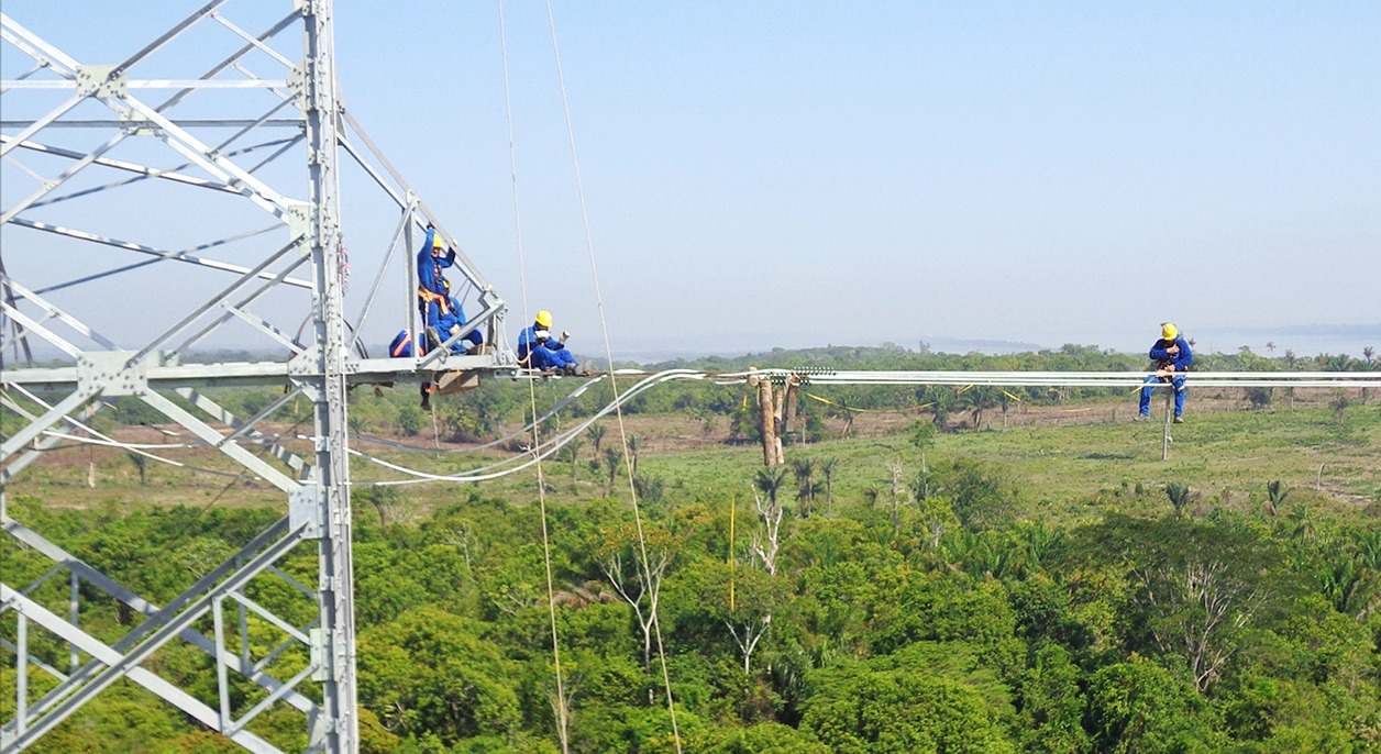 Unos operarios trabajan las líneas eléctricas en Brasil. EUROPA PRESS