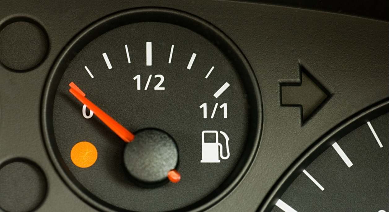 El coche circula con el combustible en la reserva