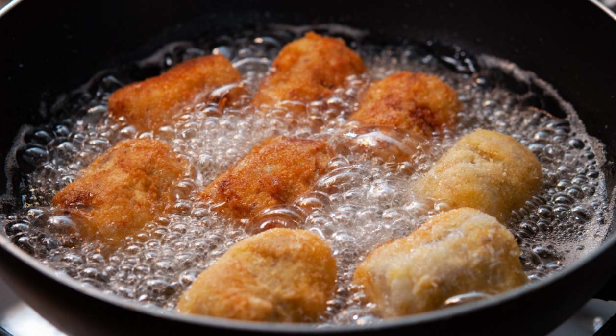 croquetas en una sartén
