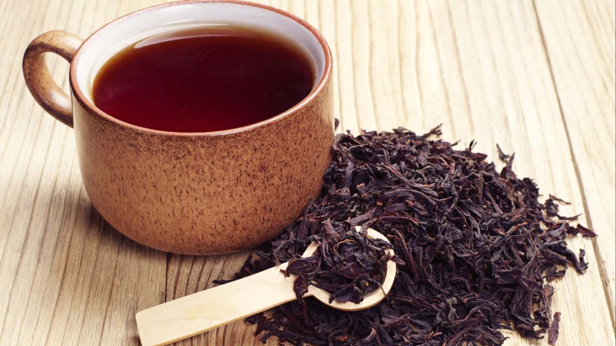 El té negro es una varieadad de té que tiene un proceso de elaboración mayor que otras variedades de té. Descubre sus beneficios en este artículo.