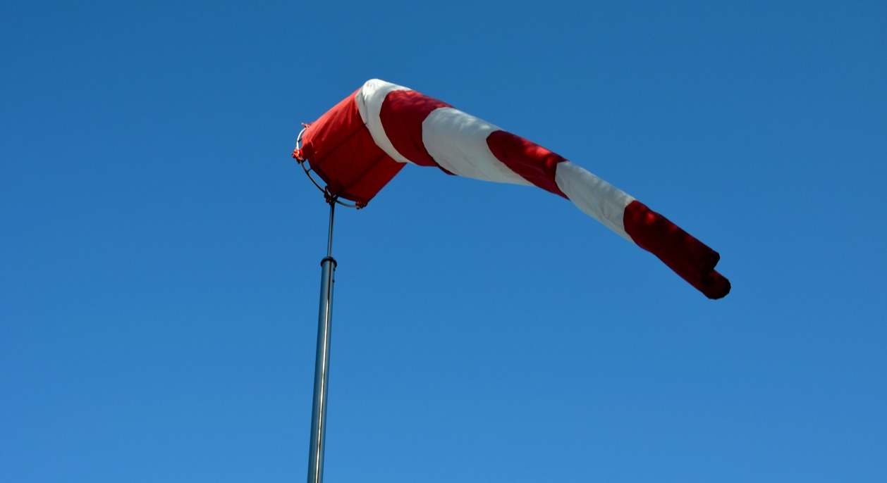 Indicador de viento en una carretera