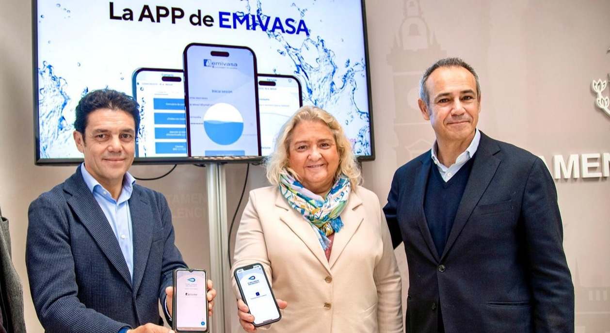 LEl concejal del Ciclo Integral del Agua, Carlos Mundina, la presidenta de Emivasa y concejal, María José Ferrer San Segundo y el CEO de Global Omnium, Dionisio García Comín