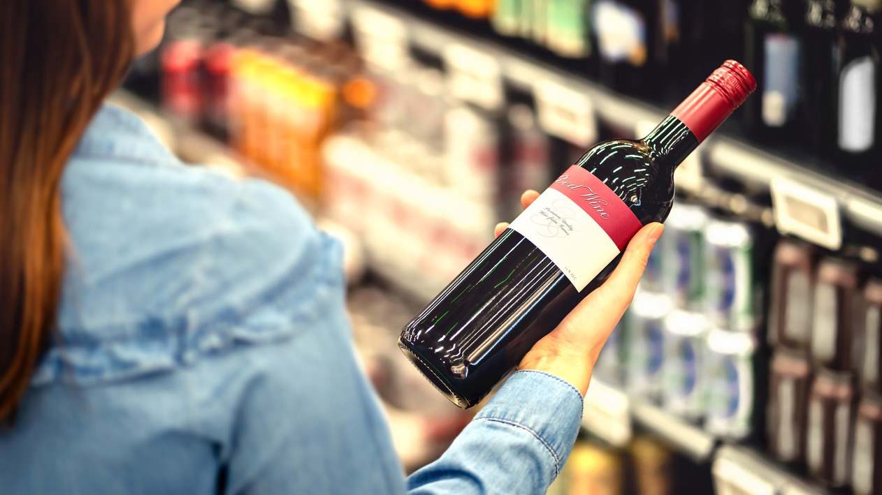 botella de vino supermercado etiqueta