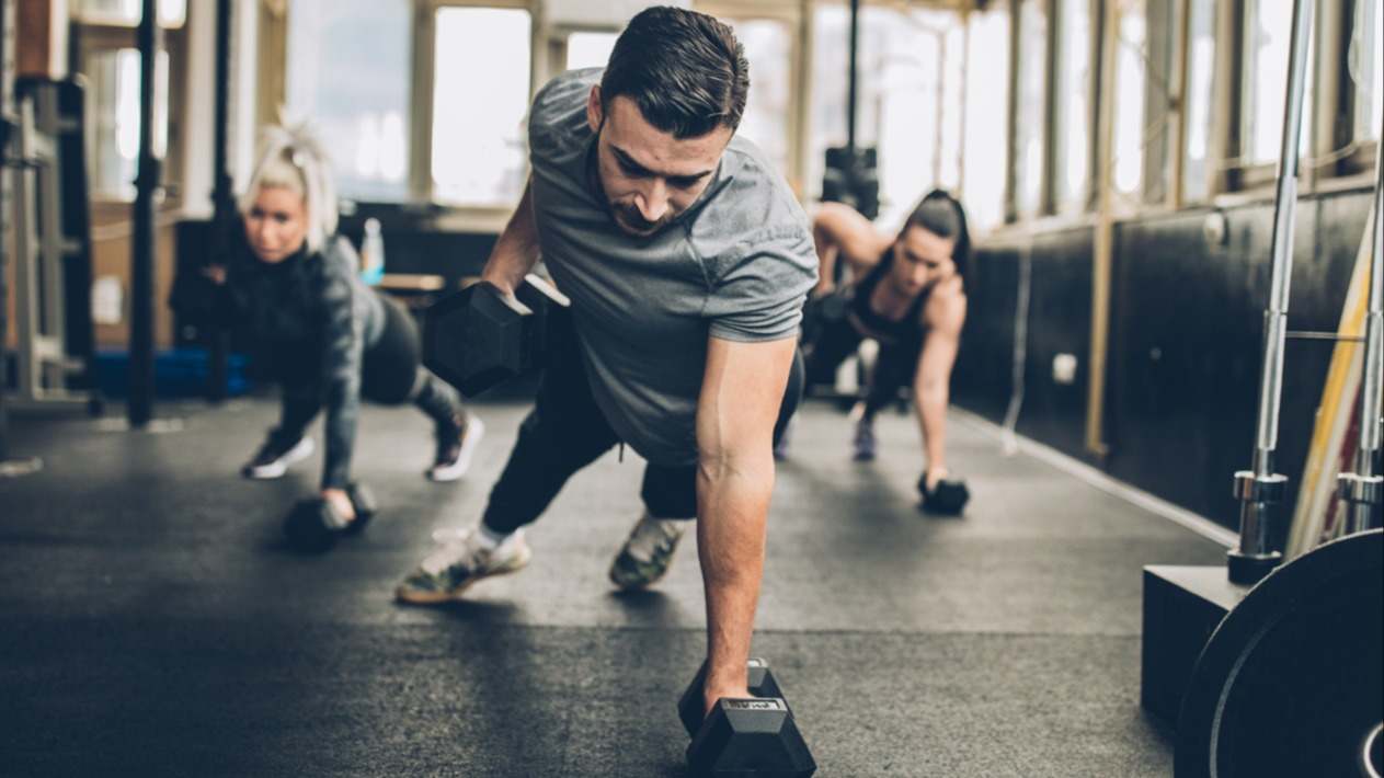 Descubre los ejercicios más efectivos para perder peso en el gimnasio combinando entrenamiento de fuerza y cardio para maximizar la quema de calorías.