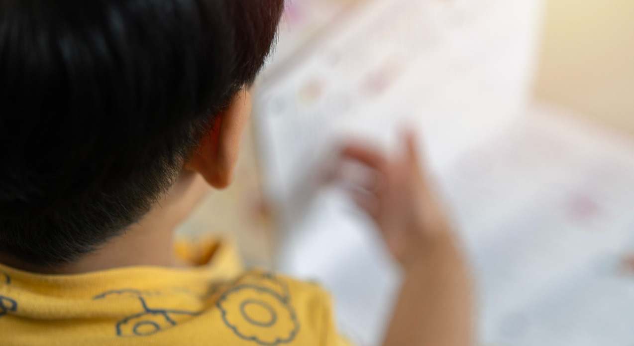 niño lee un libro