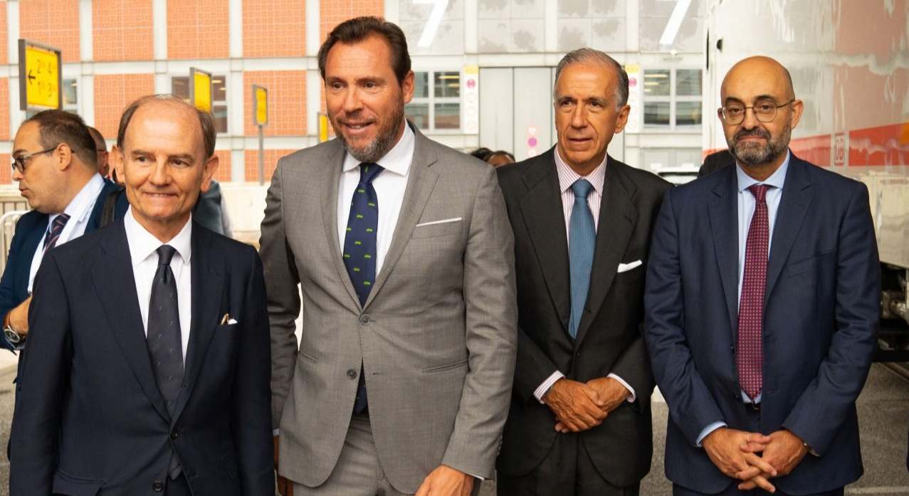 El Ministro de Transportes, Óscar Puente (centro izda), junto al Presidente de Talgo, Carlos de Palacio (izda); el CEO de la compañía, Gonzalo Urquijo (centro dcha); y el presidente de Adif, Pedro Marco (dcha). | Foto: Talgo