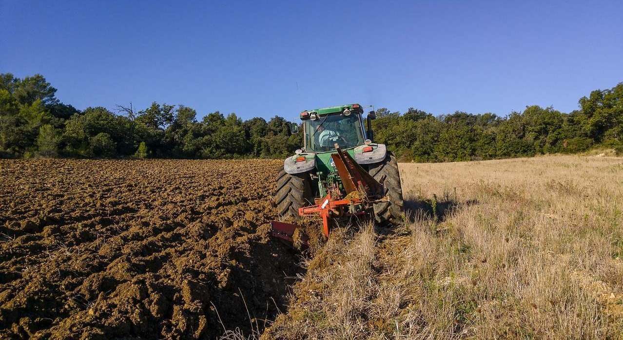 Un tractor en el campo