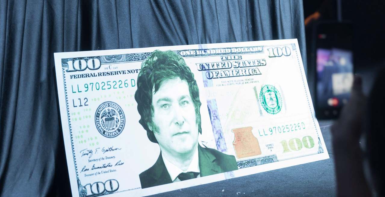 Un billete de dólar con la cara de Milei. Foto: Alamy