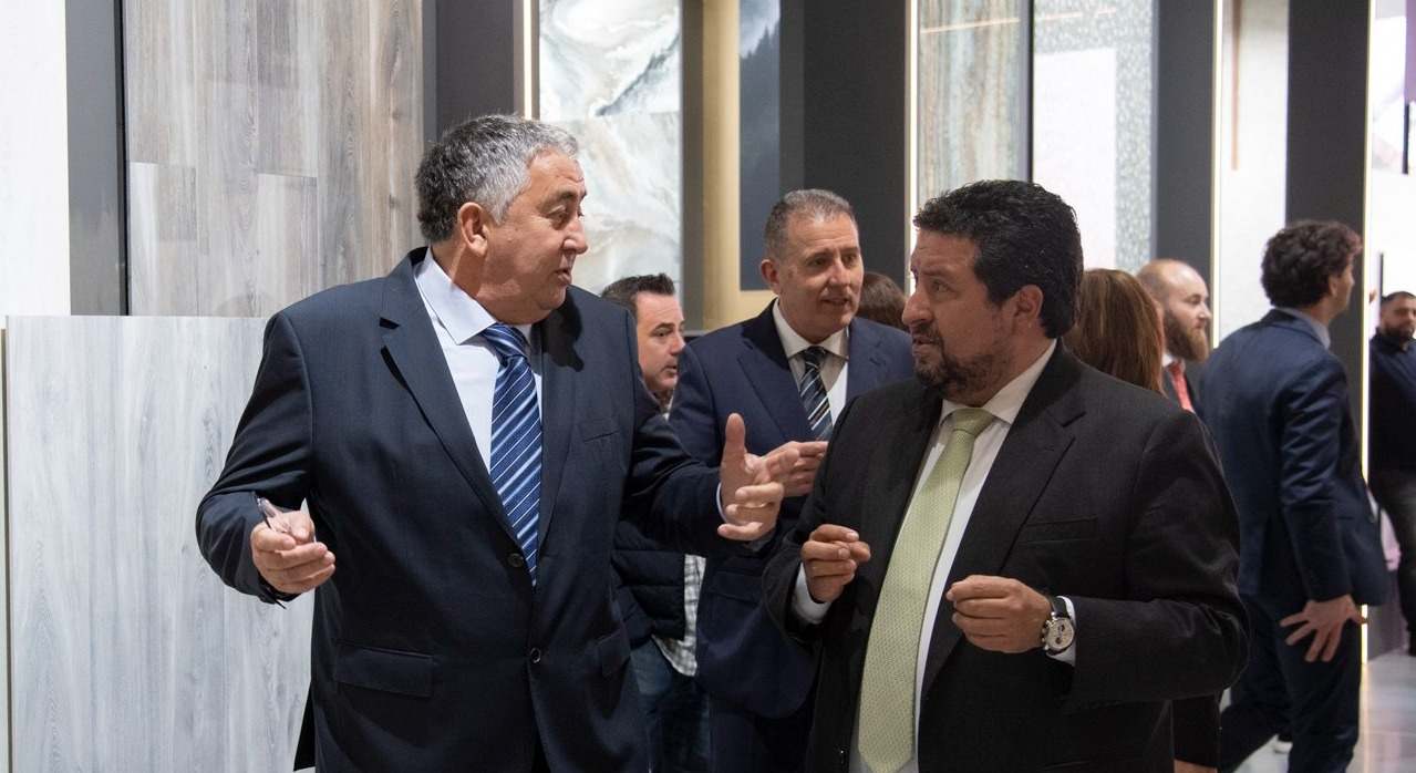 Felipe Peraire, a la izquierda, junto al expresidente de la Diputación de Castellón, Javier Moliner, en una imagen de archivo en Cevisama.