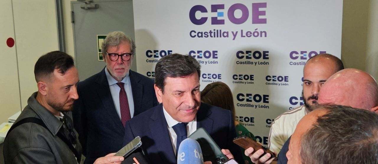 El consejero de Economía, Carlos Fernández Carriedo, y el presidente de CEOE Castilla y León, Santiago Aparicio
