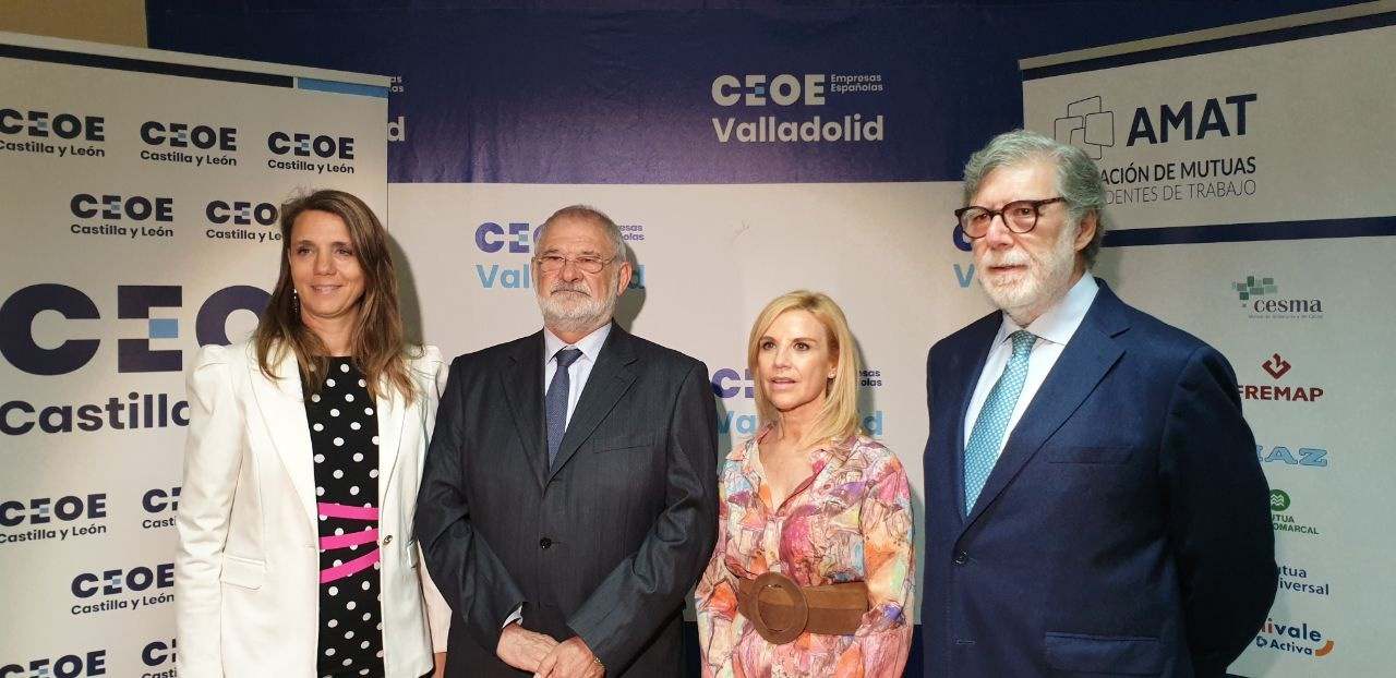 La presidenta de CEOE Valladolid, Ángela de Miguel, el vicepresidente de la AMAt, Luis Miguel García Rodríguez; la directora de Empleo de CEOE, Rosa Santos, y el presidente de COE Castilla y León, Santiago Aparicio