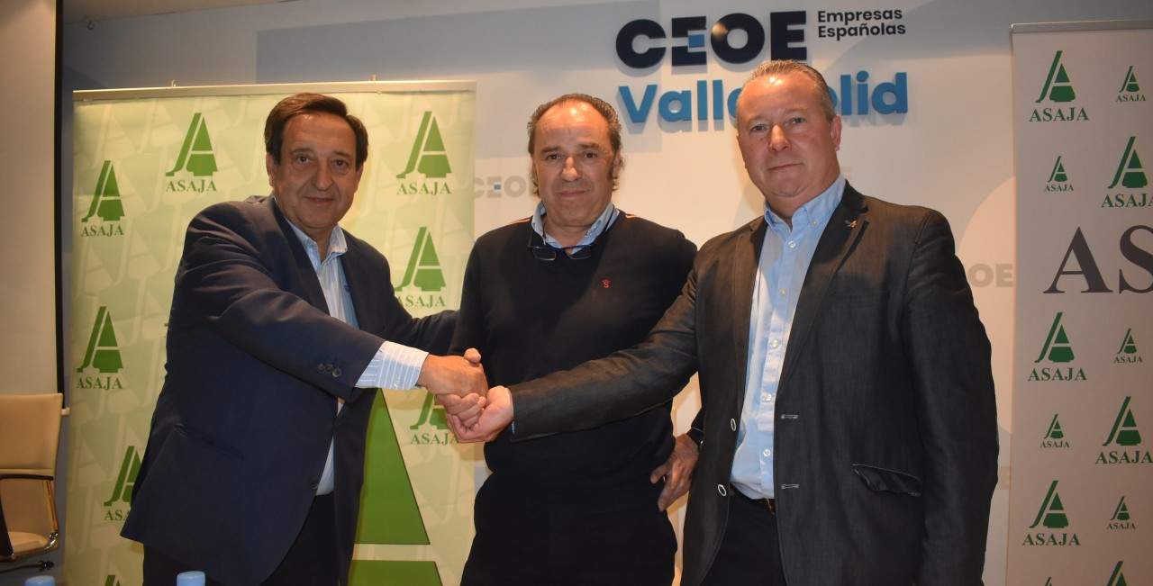 Pedro-Barato-y-Donaciano-Dujo-felicitan-a-Juan-Ramon-Alonso.jpg