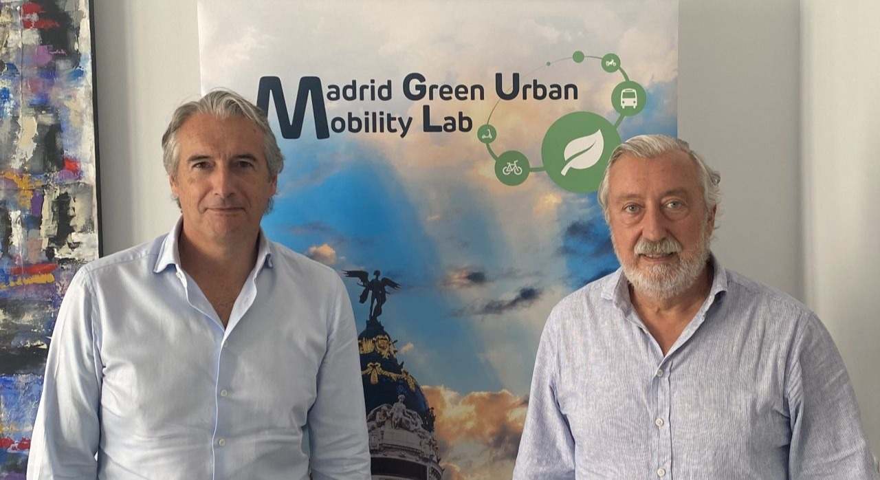 El presidente saliente Íñigo de la Serna (izquierda) junto a su sucesor, Julio Gómez Pomar (derecha).