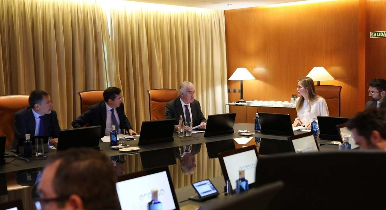 José Bogas (Endesa) y Sara Aagesen (Miteco) durante la quinta reunión del comité. / Miteco