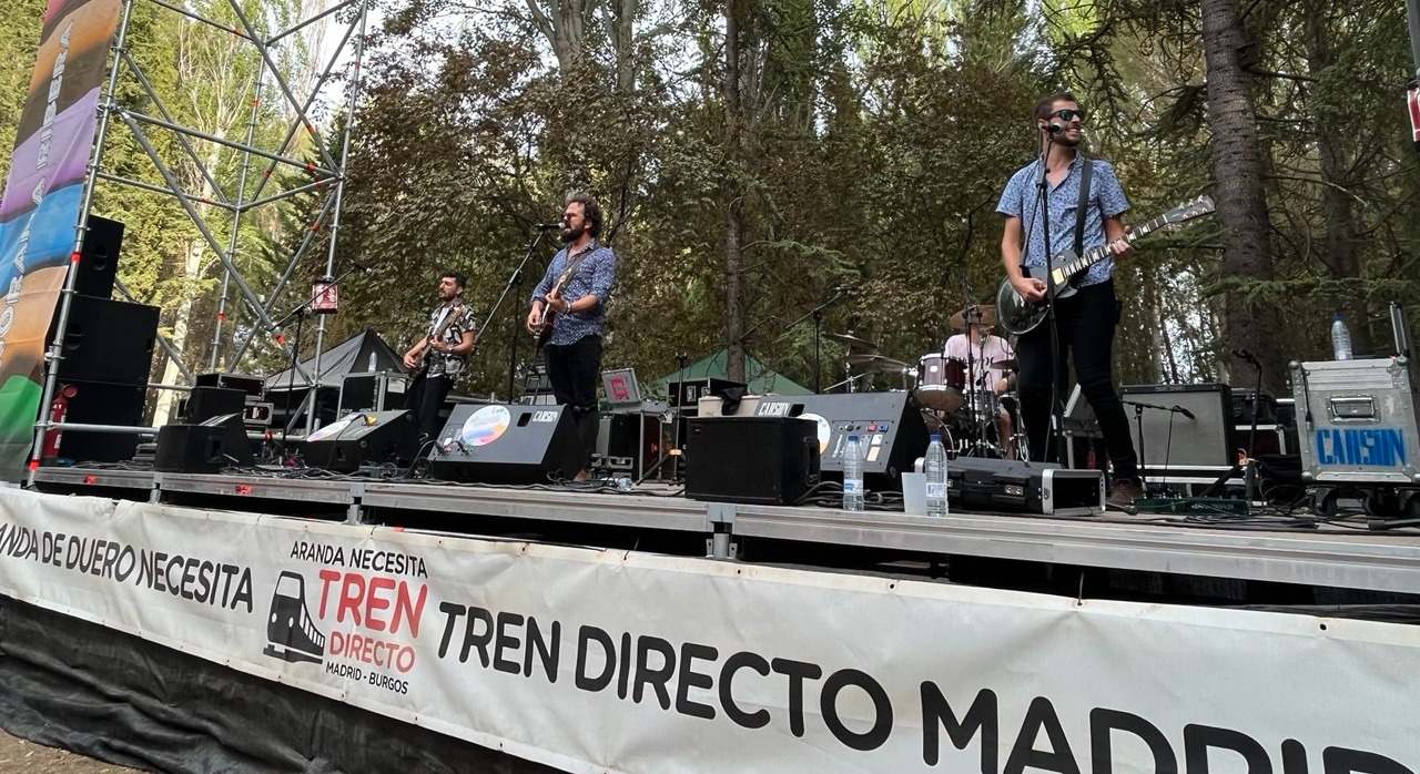 Reclamaciones por el tren en Aranda en un escenario del festival.
