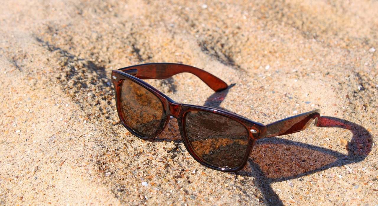 gafas de sol sobre la arena de la playa