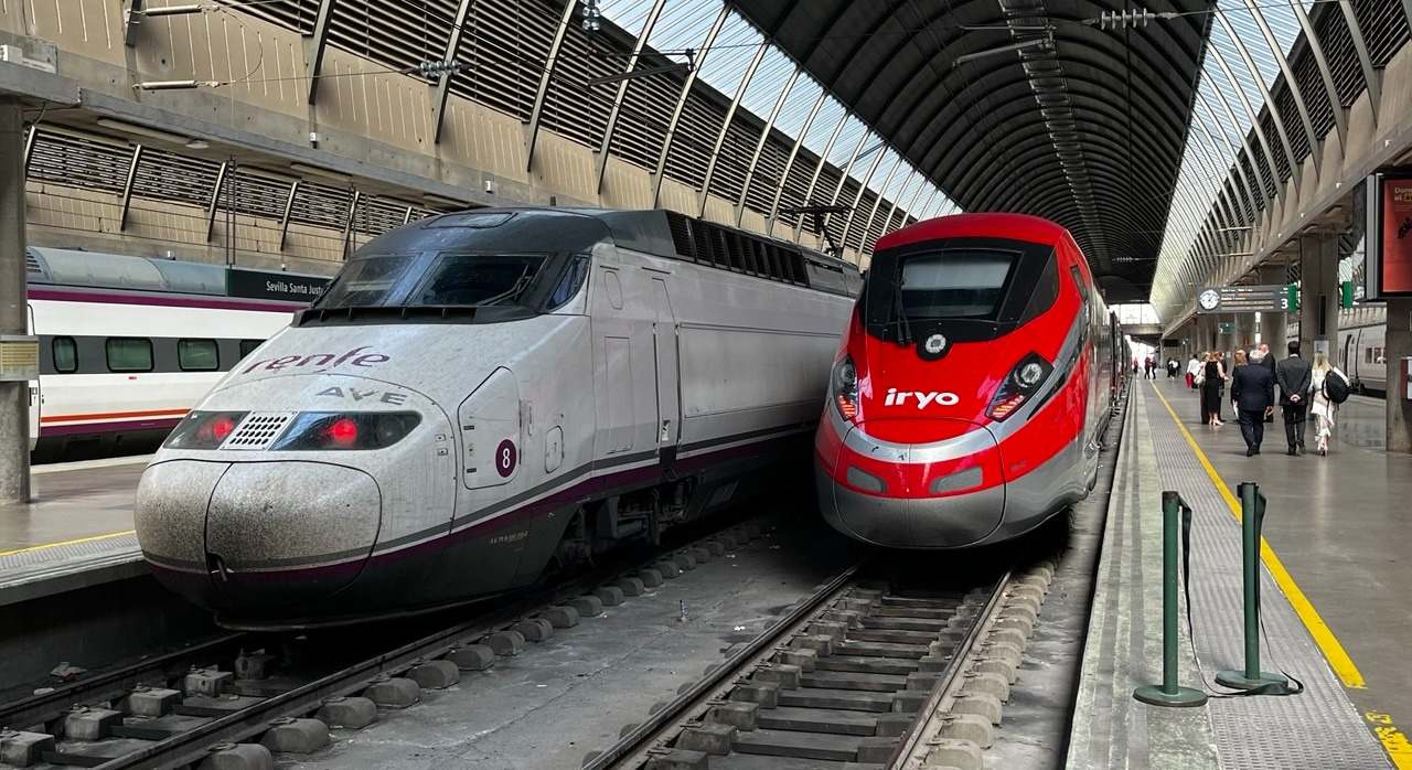 Tren de Renfe e Iryo en Sevilla-Santa Justa. / V.E.