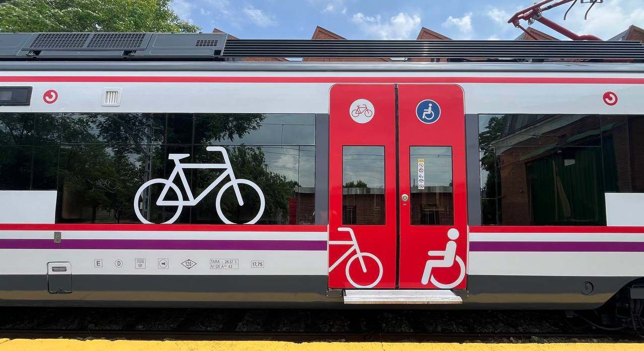 Nueva señalización para bicicletas y PMR en trenes de Renfe.