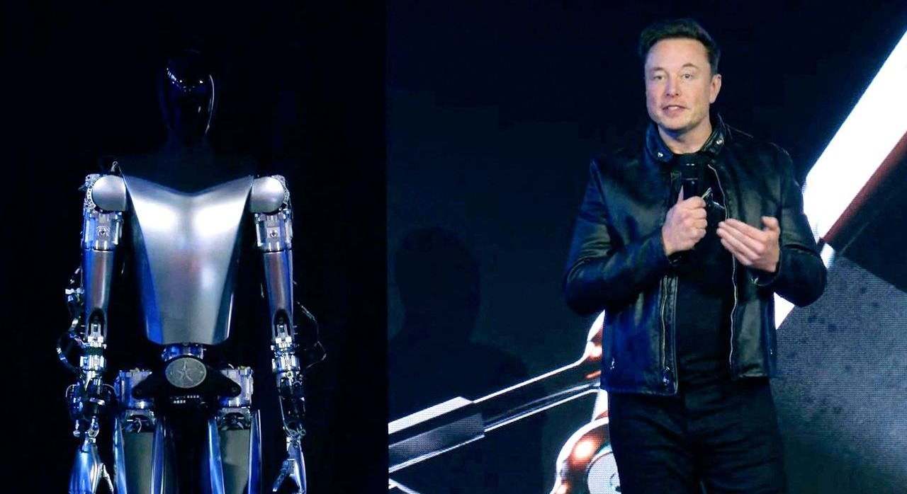 Musk con el robot Optimus, durante su presentación. Tesla