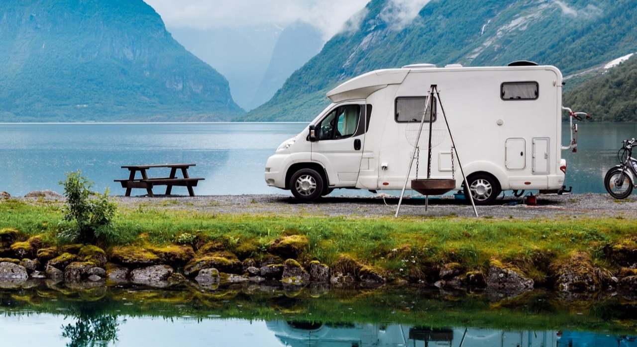 Recurso Autocaravana en un lago