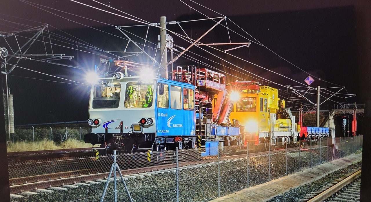 Vehículos de mantenimiento trabajando en la catenaria de una línea ferroviaria. / Foto: Cesare Sapienza