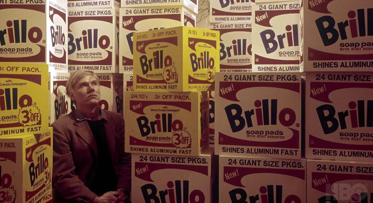 Andy Warhol con las cajas de Brillo