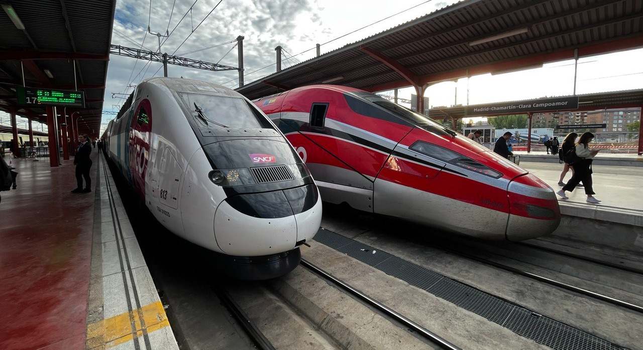 Trenes de Ouigo e Iryo en la estación de Chamartín. / EE