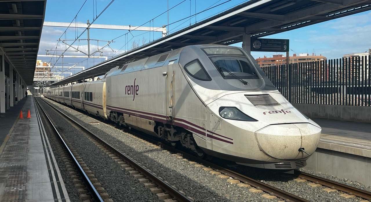 Tren Alvia S130 de Renfe en Valencia-Joaquín Sorolla. / V.E.