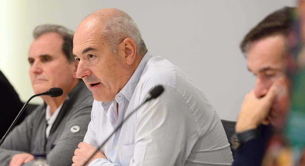 Jaume Flores, presidente de Assocome, en el centro. EE