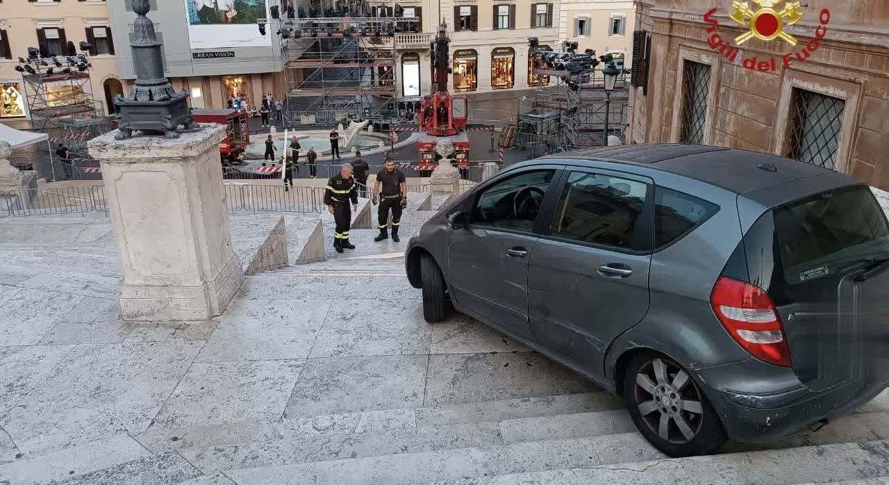 Un coche baja las escaleras de la Plaza de España en Roma