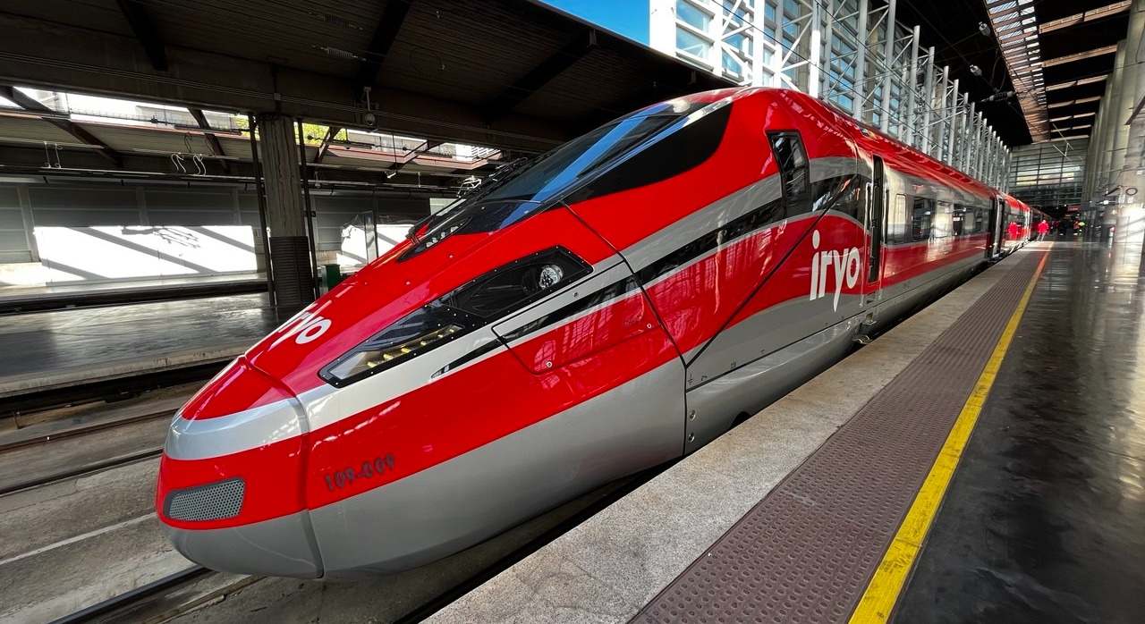 Tren Frecciarossa ETR 1000 desarrollado por Hitachi Rail para Iryo, estacionado en Madrid-Puerta de Atocha. V.E.