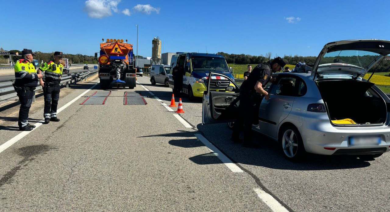 Control de Trànsit y los Mossos d'Esquadra en la C-35 a la altura de Llagostera (Girona)