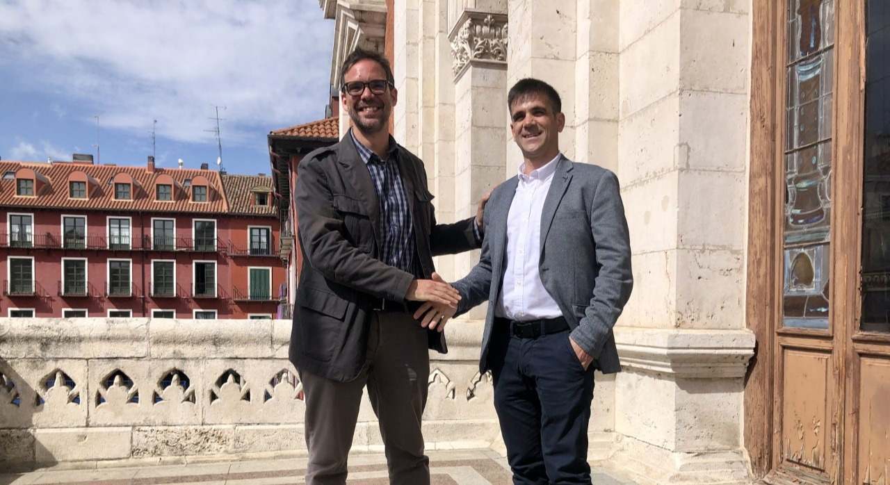Álvaro Fernández Heredia y José Antonio Gálvez dándose el relevo al frente de Auvasa. / Ayto. Valladolid