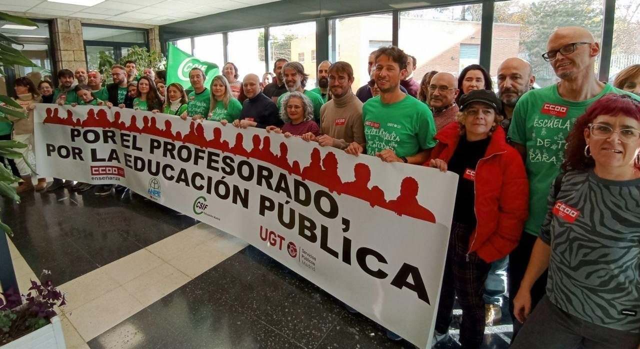 Sindicatos encerrados para pedir la bajada del horario lectivo. Foto: CC.OO.