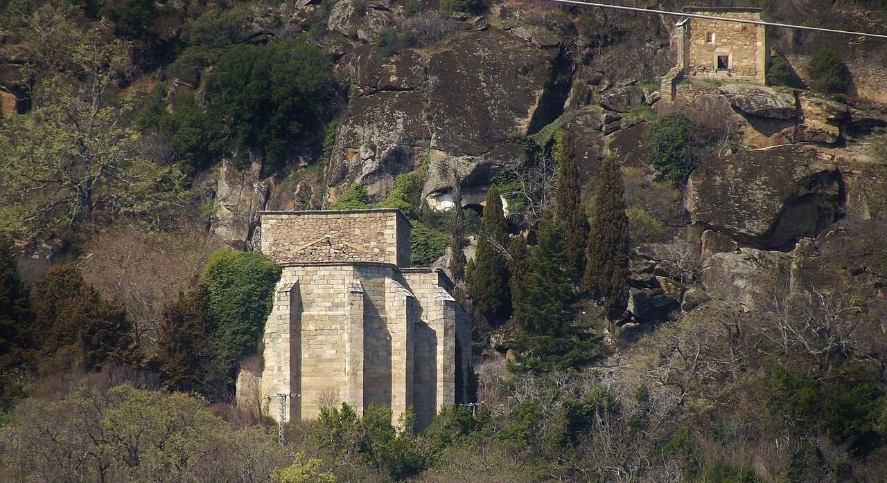 Las ruinas del Monasterio de San Jerónimo de Guisando en medio de la sierra de Gredos