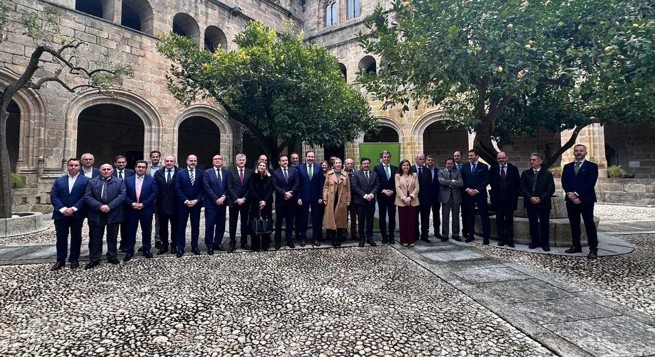 La presidenta de la Junta de Extremadura, María Guardiola, asiste a la reunión del Consejo de Administración celebrado en Alcántara